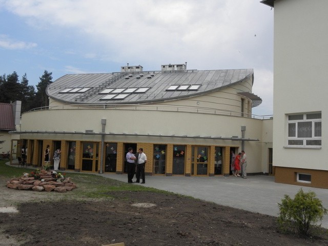Rodzice są przekonani, że pięciolatki powinny mieć zajęcia w tym nowym budynku w Zagnańsku.