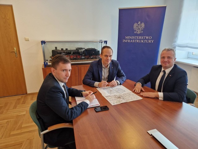 Mikołaj Bogdanowicz podziękował za wsparcie ministrowi Łukaszowi Schreiberowi oraz wiceministrowi infrastruktury Rafałowi Wbwerowi, który zatwierdził program inwestycyjny