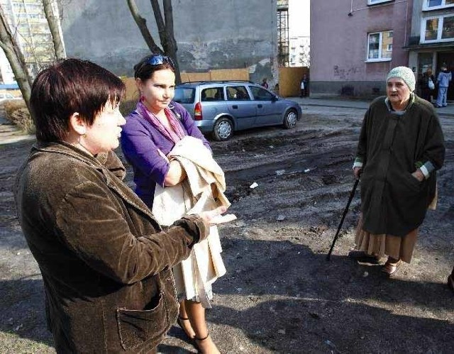 Nawet śmieciarki i karetki nie mogą do nas dojechać - narzeka Edyta Charkiewicz (pierwsza z lewej). Obok Beata Adamczyk i Danuta Skorko.