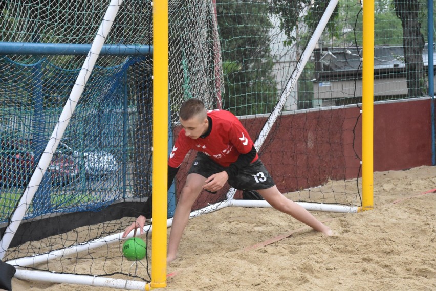 Na Basenie Letnim w Kielcach odbył się turniej plażowej piłki ręcznej. Rywalizowali zawodnicy z Kielc i Ostrowca [ZDJĘCIA, WIDEO]
