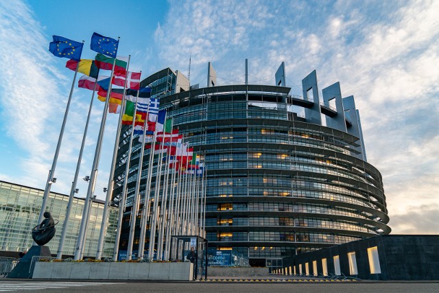 Parlament Europejski uchylił immunitet dwóm jego członkom. Są to Belg Marc Tarabella oraz Włoch Andrea Cozzolino. Mają być oni zamieszani w aferę korupcyjną w PE.