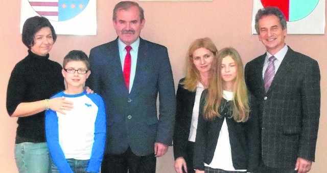 Jarosław Miszczyk (z prawej) zaprosił młodych stypendystów do kazimierskiego starostwa, razem z rodzicami. Julii Błajszczak i Danielowi Kusakowi towarzyszły mamy, gratulował starosta Jan Nowak.