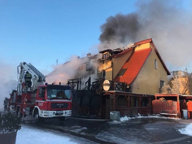 Wracamy do tematu: Pożar wybuchł w środę z rana. Było kilka minut po godzinie 6. Strażacy pojawili się na  miejscu chwilę później. Ale mogli już tylko ratować dobytek sąsiadów. Pensjonat płonął wyjątkowo szybko.Naocznym świadkiem tych wydarzeń był m.in. Paweł Breszka, radny miejski z Darłowa. - Dokładnie kilka minut po godzinie 6 z rana wybuchł groźny pożar w budynku przy ul. Władysława IV w Darłówku. Całe szczęście nikomu nic się nie stało, ale straty materialne są jednak bardzo duże. Od czasu pamiętnego pożaru „Algi” to największe nieszczęście, jakie ma miejsce na terenie naszego Darłówka - powiedział. Przypomnijmy, Alga była restauracją w Darłowie, która spłonęła w 2012 roku. Palił się wtedy 30-letni obiekt o konstrukcji metalowo-płytowej i powierzchni około 600 metrów kwadratowych. Straty wyceniono wtedy aż na milion złotych. Ile wyniosły straty w tym wczorajszym pożarze? - To ustalą biegli, oczywiście w porozumieniu z właścicielami obiektu. Na pewno jednak można powiedzieć, że te straty są duże, ponieważ spaleniu uległ niemal cały budynek. Ale w tej chwili o żadnych konkretnych kwotach mówić nie możemy - słyszymy od policjantów, którzy byli na miejscu zdarzenia. Starszy kapitan Piotr Słupski, rzecznik sławieńskiej straży pożarnej - Darłowo znajduje się w powiecie sławieńskim - przyznaje, że był to jeden z większych pożarów ostatnich lat w regionie. - Łącznie w akcji gaszenia obiektu wzięło udział aż 14 zastępów strażaków zawodowych oraz drużyn OSP z całego regionu - mówił nam  rzecznik około godziny 9.30, gdy trwało już dogaszanie obiektu. Co było przyczyną pożaru? To również ustalają jeszcze specjaliści. - Nawet nie zgadujemy - odpowiada nasz rozmówca. Wiadomo, że na parterze spaliły się pomieszczenia gastronomiczne, natomiast w części górnej obiektu spłonęły doszczętnie pomieszczenia mieszkalne. Wiele wskazuje na to, że budynek trzeba będzie zburzyć.- Obiekt jest w zabudowie „bliźniaczej”, ale strażakom udało się tę drugą część obiektu uratować - mówią jeszcze policjanci. Na miejscu pojawiła się też karetka pogotowia. Medyków wezwano, bo źle poczuł się właściciel pensjonatu. Starszy pan wyszedł wprawdzie z płonącego obiektu o własnych siłach, widok palącego się domu na pewno miał wpływ na jego stan i kondycję psychiczną. Inne osoby na szczęście nie ucierpiały. Pokoje gościnne były puste. Sławno: Straż Pożarna w Sławnie podsumowała 2017 rok 