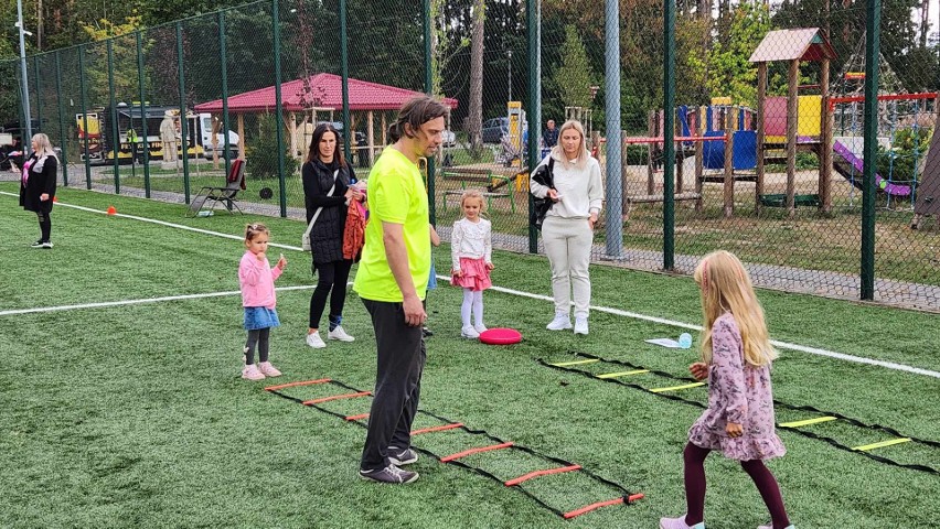 Piknik sportowy dla dzieci w Kadzidle. 1.10.2023 zorganizowano grę terenową, konkurencje sportowe, gry i zabawy