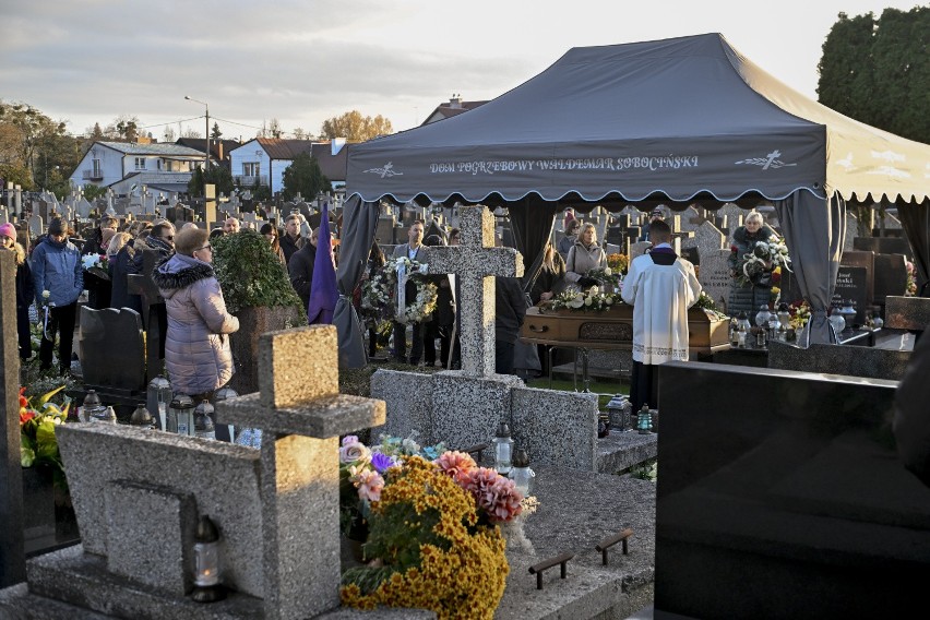 Pogrzeb Cezarego Olszewskiego. Rodzina i przyjaciele opłakują zmarłego 42-latka