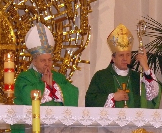 Biskup sandomierski Andrzej Dzięga (z prawej) i biskup pomocniczy Edward Frankowski podczas mszy świetej w bazylice konkatedralnej.