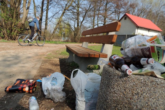 Działkowcy uważają, że jeśli ławka i kosz na odpady zostaną usunięte, sąsiedztwo ogrodu nie będzie zaśmiecane