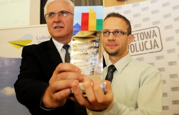 Prezydent Nowej Soli Wadim Tyszkiwicz i Tomasz Maciejewski z firmy NewTech Solutions z nagrodą od Google