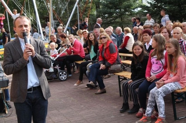 Imprezę dla mieszkańców zorganizował i prowadził nowy proboszcz, pochodzący z Suchendiowa ksiądz Krzysztof Sieczka (na zdjęciu z lewej). 
