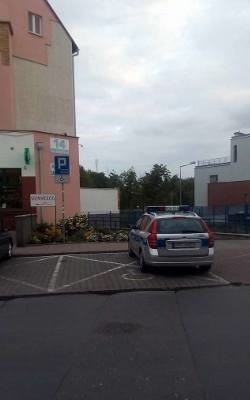 Radiowóz zaparkował na kopercie dla niepełnosprawnych przy ulicy św. Faustyny w Toruniu.