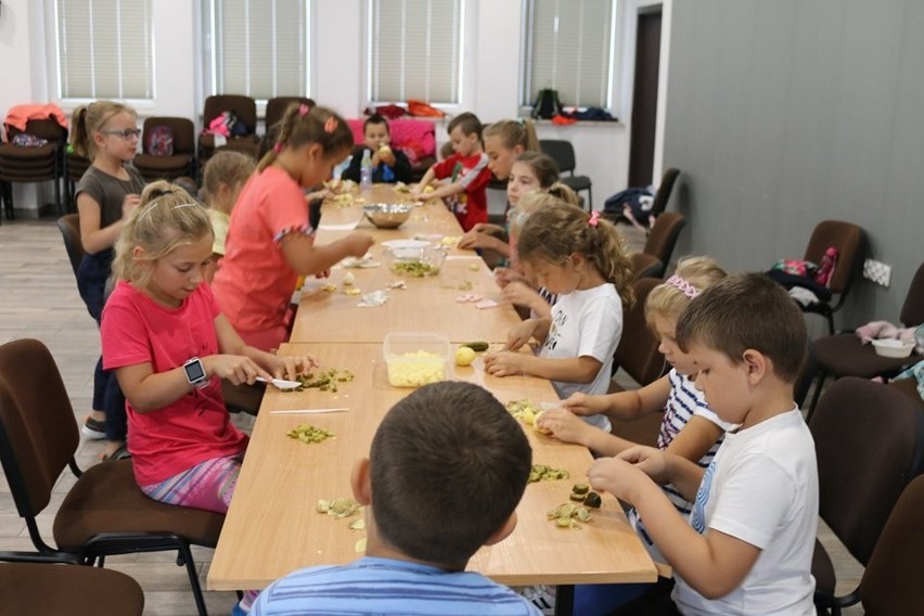 Uczestnicy zajęć stworzyli z gliny zwierzęta, rośliny i...