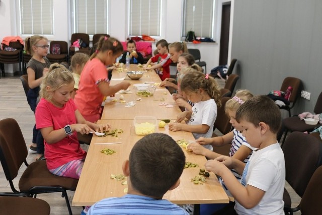 Uczestnicy zajęć stworzyli z gliny zwierzęta, rośliny i dzbankiz serduszkami. Podobne formy powstawały podczas tkania