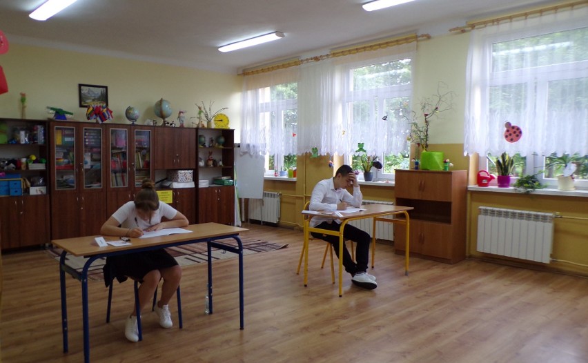 Egzamin ósmoklasisty w Szkole Podstawowej w Młodzawach.