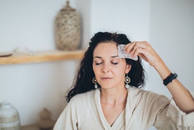 Używanie kamienia gua sha do masażu pomaga zapobiegać powstawaniu bruzd na twarzy i zmniejszać ich widoczność.