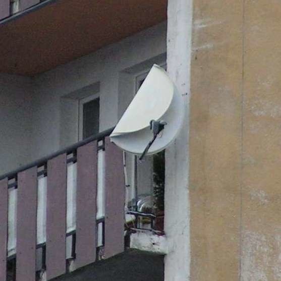 Uszkodzone anteny satelitarne z jednym z bloków na opolskim ZWM-ie. Zdjecie przyslal Michal Rosa. Jeśli macie fotografie szkód, które wyrządzila wichura, wyślijcie je do nas: online@nto.pl