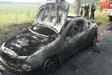 Samochód zapalił się podczas jazdy. Z pojazdu zostały tylko zgliszcza (zdjęcia)