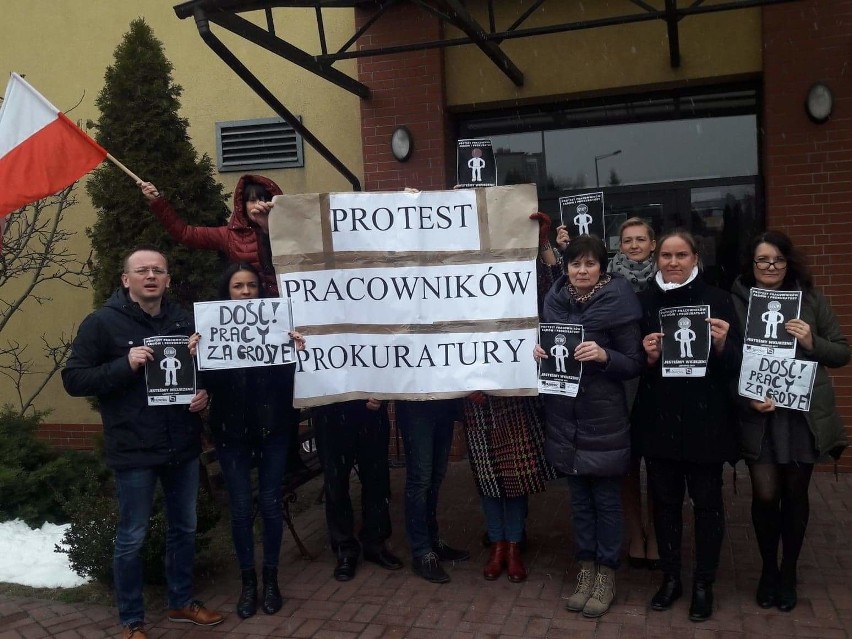 Protest pracowników sądu i prokuratury w Poddębicach
