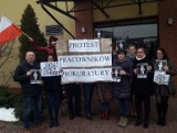 Protest pracowników sądu i prokuratury w Poddębicach [ZDJĘCIA]