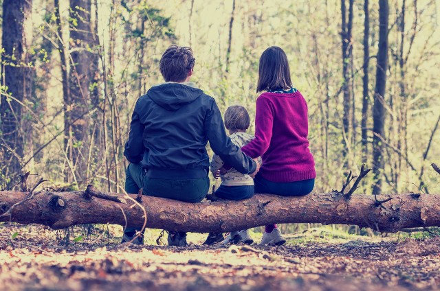 Te dzieci przechodzą traumę już na początku życia. Czasami, zanim trafią do rodziców adopcyjnych, kilka razy zmieniają miejsce pobytu.