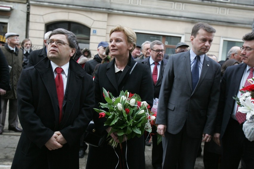 Tablica pamiątkowa Sławomira Skrzypka odsłonięta w VIII LO w Katowicach [ZDJĘCIA]