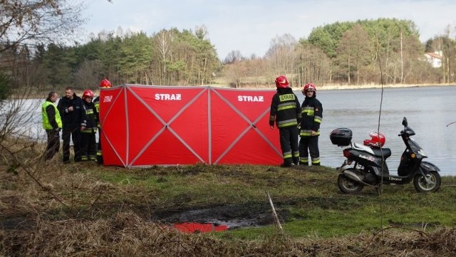 Ciało wyłowił z wody mężczyzna, który przyjechał łowić ryby nad Stawem Górnym od strony starego cmentarza.