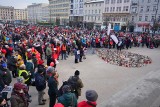 Poznań murem za Owsiakiem! Na placu Wolności dziękowali Jerzemu Owsiakowi za pozostanie z WOŚP [ZDJĘCIA]
