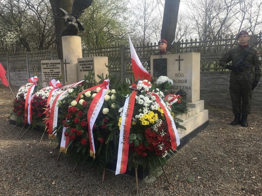 Kraków. Obchody 9. rocznicy katastrofy smoleńskiej. Prezydent Andrzej Duda na Wawelu i na cmentarzu Rakowickim