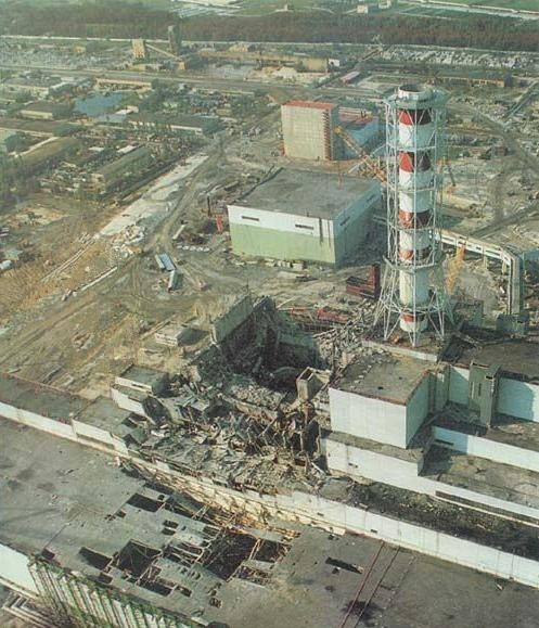 Czarnobyl, blok 4 elektrowni. Bardzo duże uszkodzenia głównej hali reaktora (centrum obrazu) i budynku turbiny (na dole po lewej stronie). Liczba ofiar wypadku określana jest tylko w sposób szacunkowy. Raport Komitetu Naukowego ONZ ds. Skutków Promieniowania Atomowego (UNSCEAR) stwierdza, że 134 pracowników elektrowni jądrowej i członków ekip ratowniczych było narażonych na działanie bardzo wysokich dawek promieniowania jonizującego, po których rozwinęła się ostra choroba popromienna. 28 z nich zmarło w wyniku napromieniowania, a 2 od poparzeń. Wiele osób biorących udział w akcji zabezpieczenia reaktora zginęło podczas wypadków budowlanych. Podczas akcji ratunkowej rozbił się też śmigłowiec, cała załoga zginęła.
