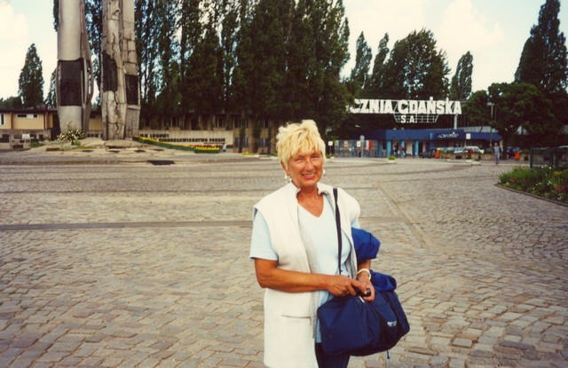 Krystyna Perejczuk na tle pomnika zamordowanych w grudniu...
