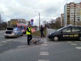Wypadek na ul. Przybyszewskiego. Taksówka wjechała w rowerzystkę [zdjęcia]