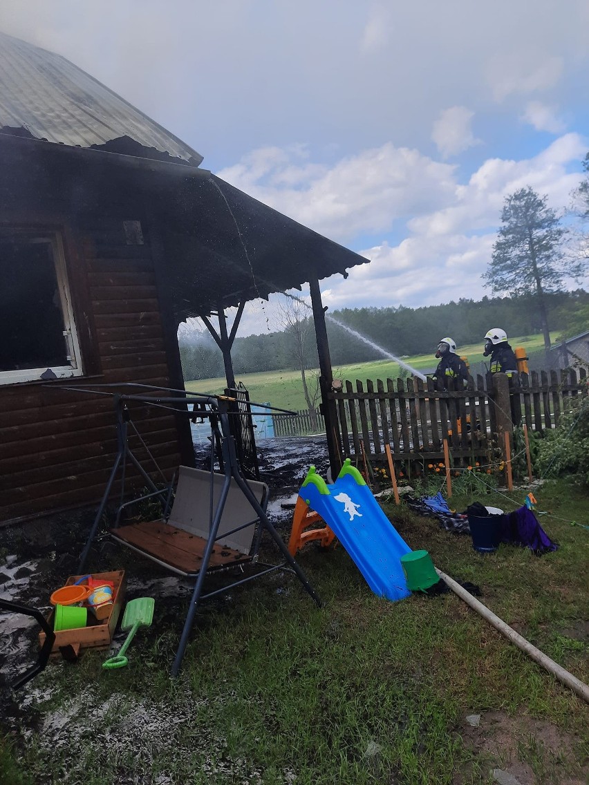 Gmina Wyszki. Pożar strawił dom, siedmioosobowa rodzina została bez dachu nad głową