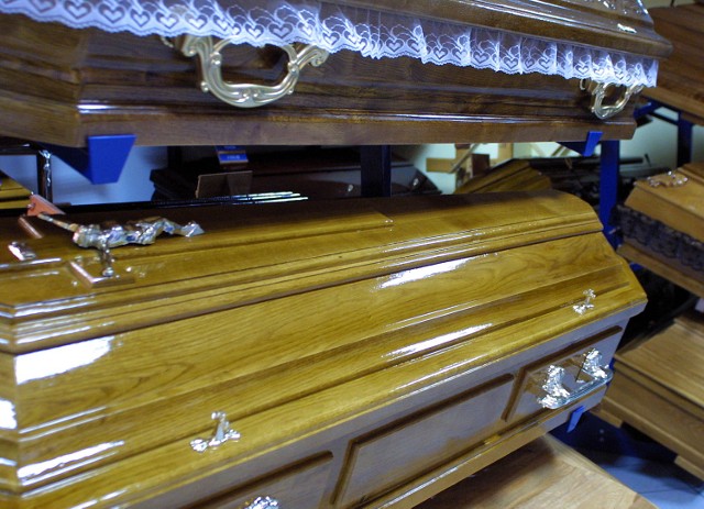 Nie ma przepisów regulujących procedury w zakładach pogrzebowych
