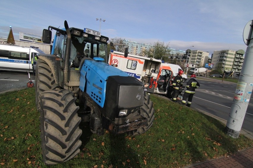 Wypadek na skrzyżowaniu Borowskiej i Armii Krajowej. Karetka...