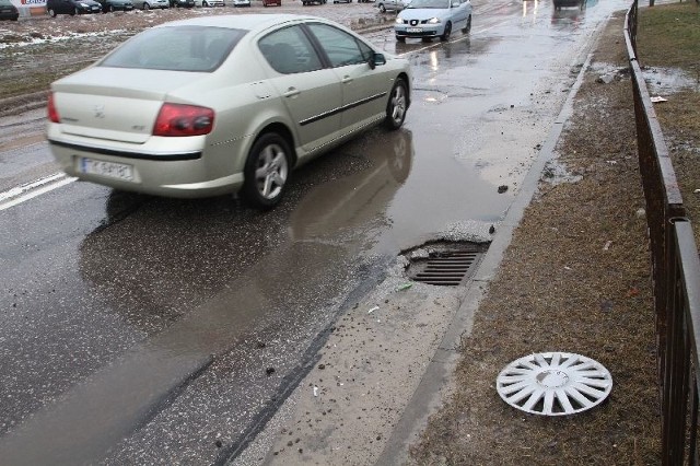 Ulica Wapiennikowa w Kielcach. &#8211; Na tych dziurach można uszkodzić samochód &#8211; mówi nasz czytelnik.