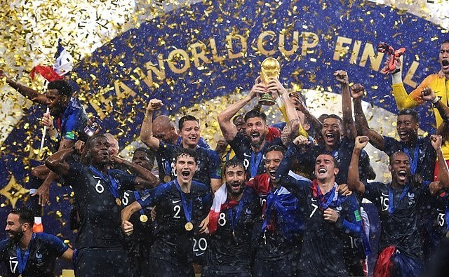 Mistrz świata 2018 - reprezentacja Francji celebrująca tytuł po finale mundialu w Rosji. Adil Rami na środku z numerem 8 na koszulce