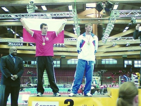 Radosław Rydzewski (z flagą) na podium mistrzostw świata w K 1