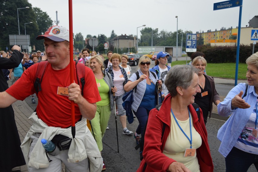 Oświęcim. Pielgrzymi w drodze na Jasną Górę [ZDJĘCIA, WIDEO]