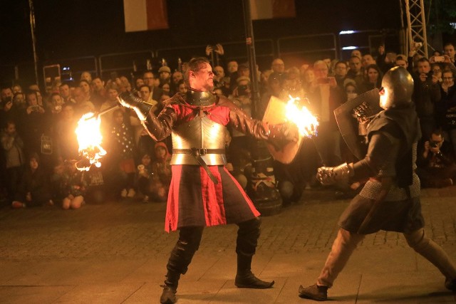 Inscenizacje historyczne i pokazy walk w wykonaniu Bohemica Sanguis, Okorskiej Gardy i Roty Zbrojnej Grodu Lubicz będą zaprezentowano 2 maja na terenie ruin zamku krzyżackiego i na Rynku Staromiejskim. Wieczorem - po godzinie 22 czeska grupa rycerska zaprezentowała w sercu toruńskiej starówki pokazy walk rycerskich z ogniem. To jednak nie koniec atrakcji majówki rycerskiej w Toruniu. Jeszcze dziś (3 maja) w ruinach zamku można sprawdzić się w turniejach: łuczniczym, rzutu nożem i rzutu podkową. Są też warsztaty tańca dawnego i zabawy plebejskie, a na ulicy Przedzamcze gości jarmark średniowieczny z rękodziełem.Na zakończenie majówki, 3 maja (w godzinach 12 – 14) w fosie zamkowej Rota Zbrojna Grodu Lubicz przeprowadzi Ogólnopolski Turniej Łuczniczy. Natomiast o godz. 15 Chorągiew Husarska Województwa Kujawsko- Pomorskiego zaprezentuje się w pokazach władania kopią i szablą podczas jazdy konnej.