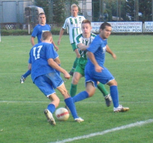 MKS Kańczuga (niebieskie stroje) odniósł dwa zwycięstwa w meczach kontrolnych