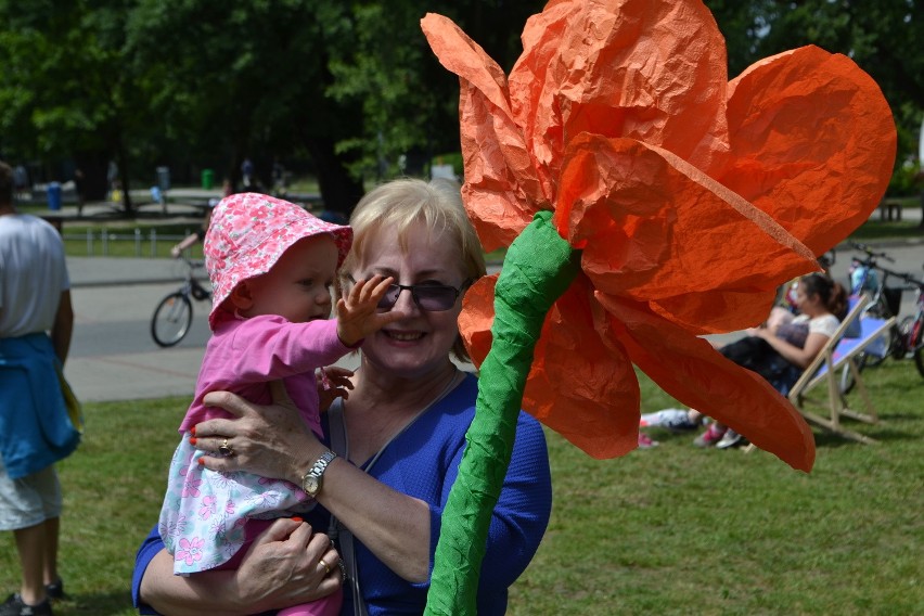 Piknik na Kampusie w Rybniku. Leżą na kocach, bawią się i...