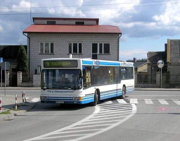 Przez wysepkę namalowaną na jezdni autobusy skręcające z ulicy Wośnickiej w Bulwarową przejeżdżają bez problemu.