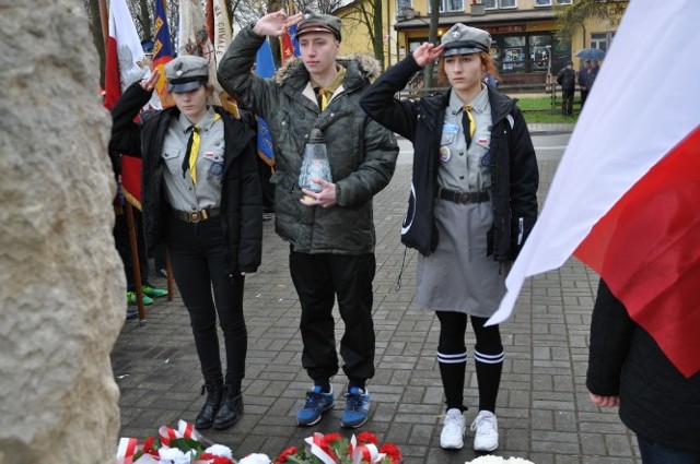 Harcerze z Secemina przed pomnikiem poległych w walce o wolność i niepodległość ojczyzny w latach 1914-1945.