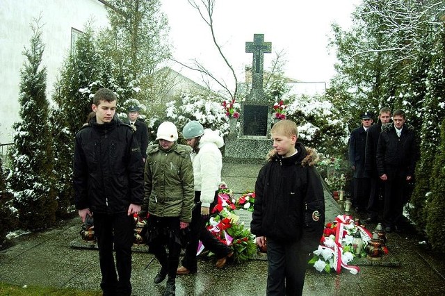 Pamięć o ofiarach tragedii trwa. O tym, że właśnie tu odbyła się pacyfikacja, wiedzą także najmłodsi.