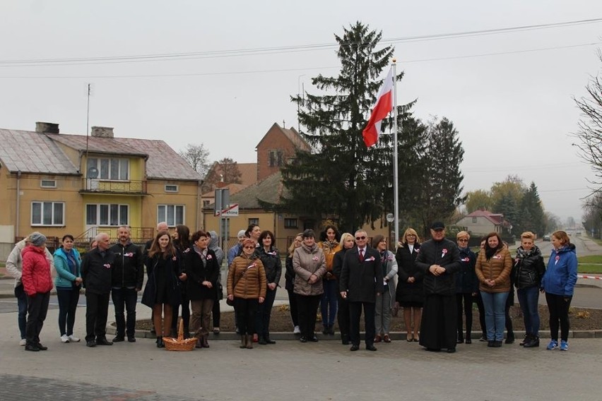 Sypniewo. Pracownicy urzędu gminy wspólnie z mieszkańcami odśpiewali Mazurka Dąbrowskiego, 8.11.2019