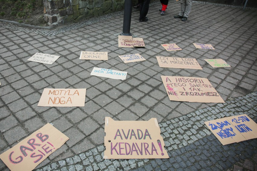 Pikieta i kontrmanifestacja przed ratuszem w Gdańsku...