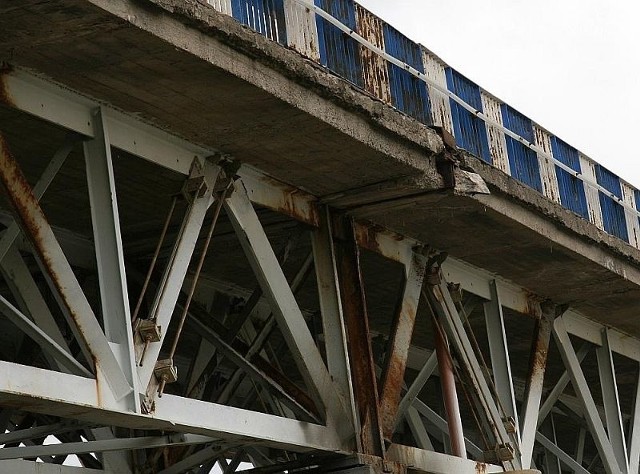 Tak wyglądają podniszczone elementy mostu na Sanie w Zarzeczu.