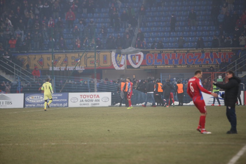 Derby Śląska przerwane, potem zakończone. Kibice Górnika...