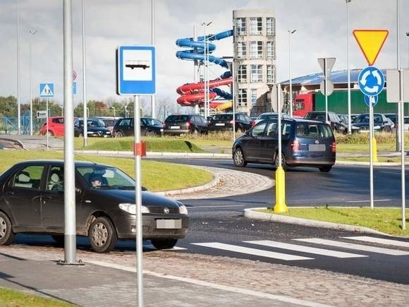 Nowe ronda na ulicy Grunwaldzkiej mają klasyczne oznakowanie skrzyżowań z ruchem okrężnym.