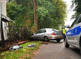 Wypadek w Nowych Bielicach: Kierowca nie zatrzymał się do kontroli. Zatrzymała go... lampa [ZDJĘCIA]