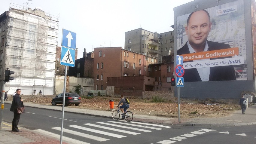 Plakat wyborczy Arkadiusz Godlewskiego w miejscu wyburzonej...